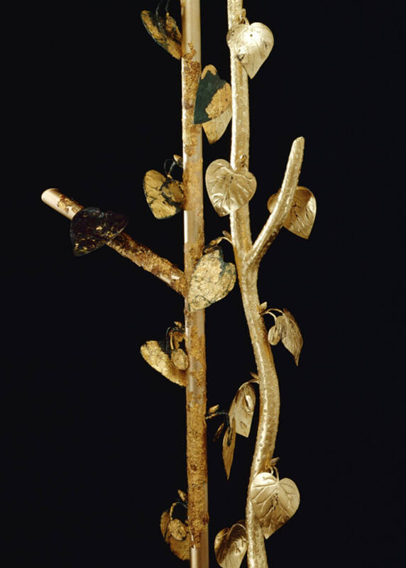 Detail des Kultbäumchens aus Manching: links das Original und rechts eine Rekonstruktion.