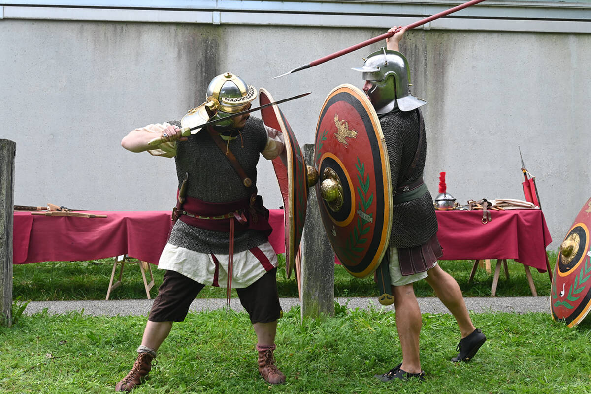 Neben Informationen zur Ausrüstung und Bewaffnung gab es auch kleine Kampfeinlagen.