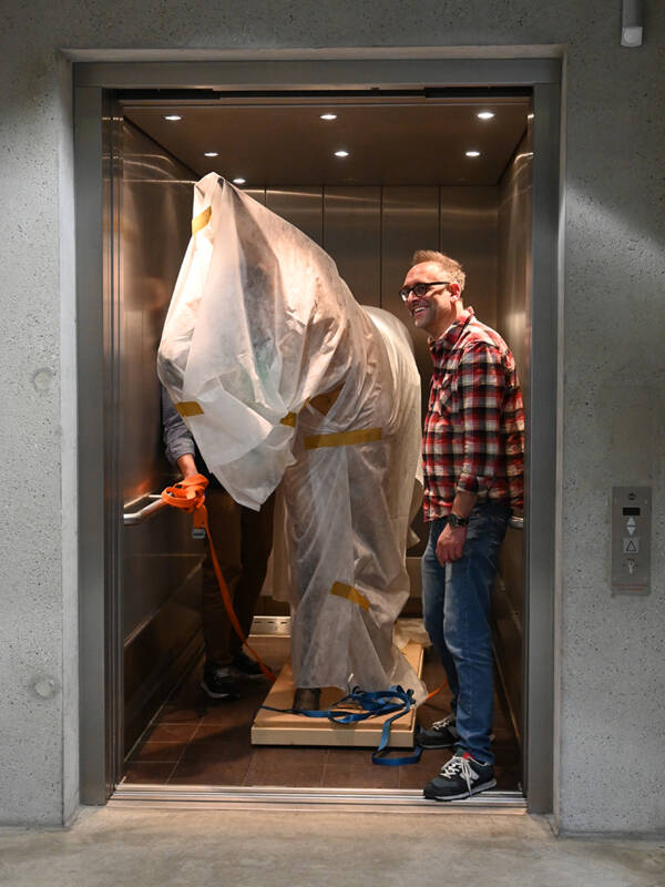 Im kelten römer museum nimmt Renate die letzten Hürden an Türen und Fahrstuhl.