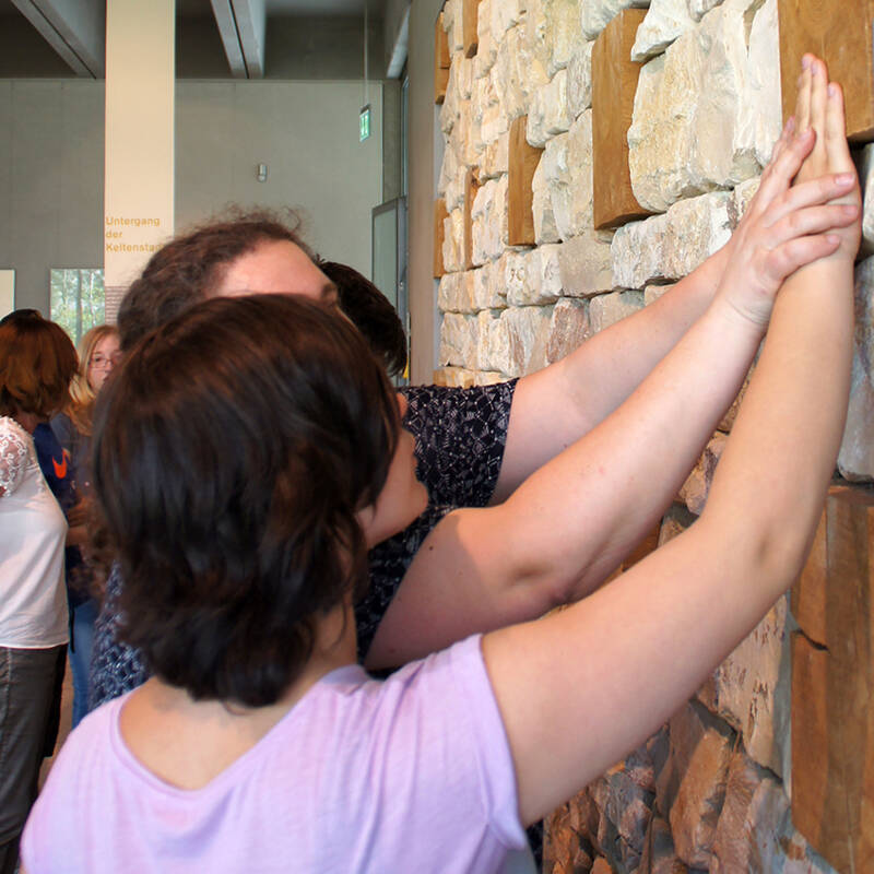 Eine Schülerin ertastet den Murus Gallicus in der Keltenabteilung.