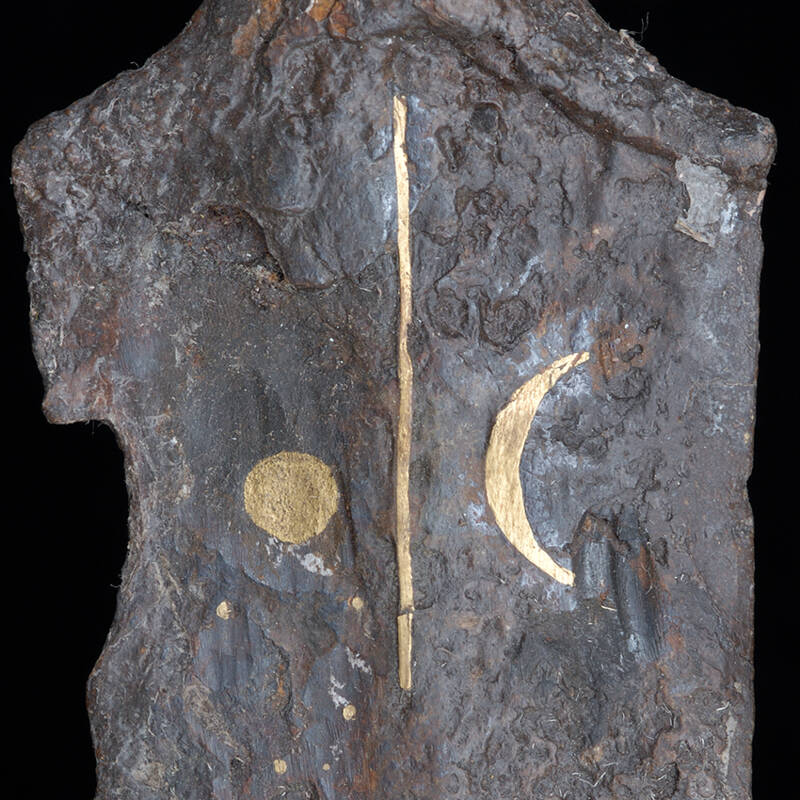 Mit astralen Symbolen verzierte Schwertklinge aus einem Grab in Allach-Untermenzing, 6. Jh. v. Chr.