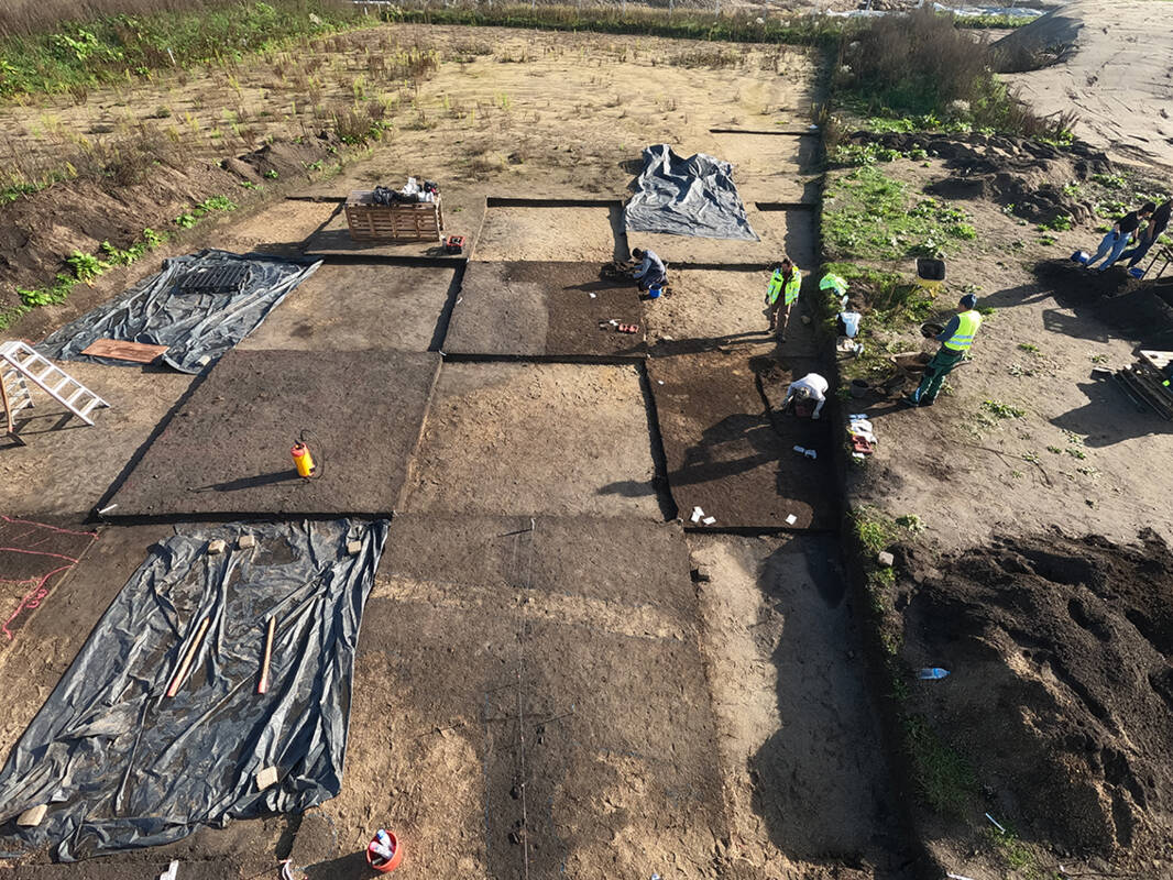 Grabungsfläche an der B16 in Manching.