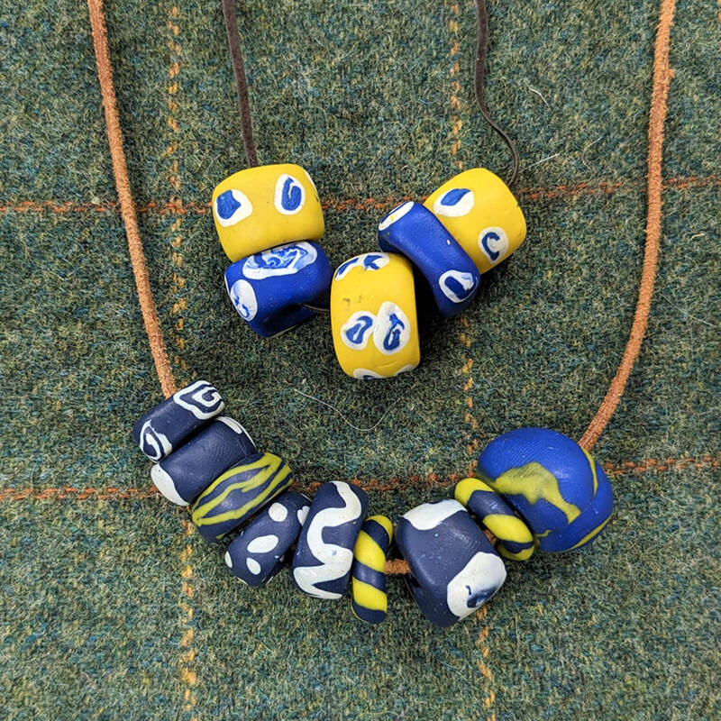 Halskette mit bunten Perlen aus Fimo.