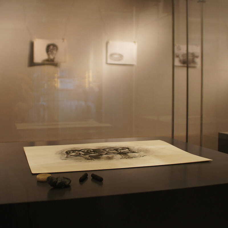 Zeichnungen von David Macaulay und von SchülerInnen des Schyren-Gymnasiums in der Manchinger Sonderausstellung.