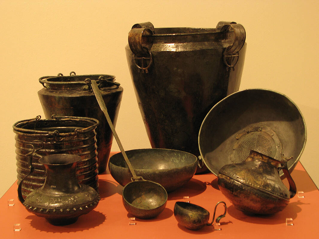 Bronzegefäße aus dem Gräberfeld von Hallstatt.