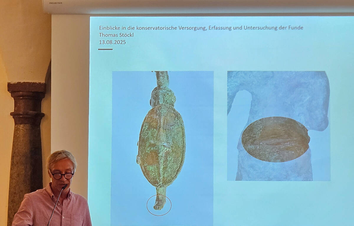 Diplom-Restaurator Thomas Stöckl gab Einblicke in die konservatorische Versorgung, Erfassung und Untersuchung der Funde und rückte dabei vor allem den Bronzekrieger in den Fokus.