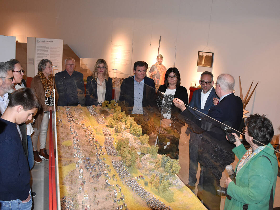 Im Anschluss an die Eröffnungsreden nehmen Ehrengäste an einer Führung durch die neue Sonderausstellung teil.