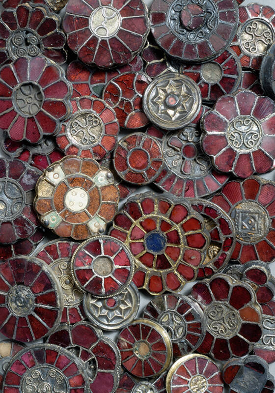 Granatscheibenfibeln aus verschiedene bayerische Fundorten, 5.–6. Jh. n. Chr.