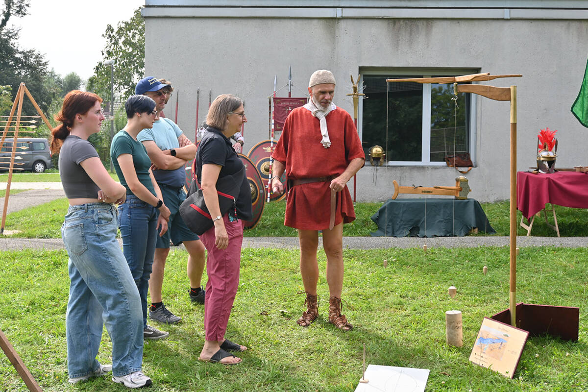 Mit im Gepäck hatte die 3. Italische Legion die Rekonstruktion eines Groma, eines römischen Vermessungsgeräts zum Abstecken rechter Winkel.