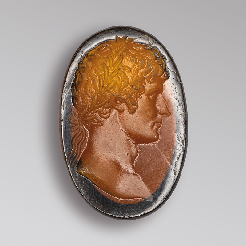 Porträt des dänischen Bildhauers Bertel Thorvaldsen mit Lorbeerkranz auf einem Glas-Intaglio, der wohl von Luigi Pichler nach 1810 in Rom gefertigt wurde.