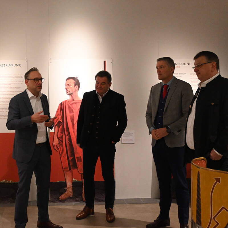 Museumsleiter Tobias Esch bei einer Führung für Albert Gürtner (Landrat des Landkreises Pfaffenhofen a.d. Ilm), Reinhard Dirr (Vorstandsmitglied der Sparkasse Ingolstadt Eichstätt) und Herbert Nerb (1. Bürgermeister des Marktes Manching).