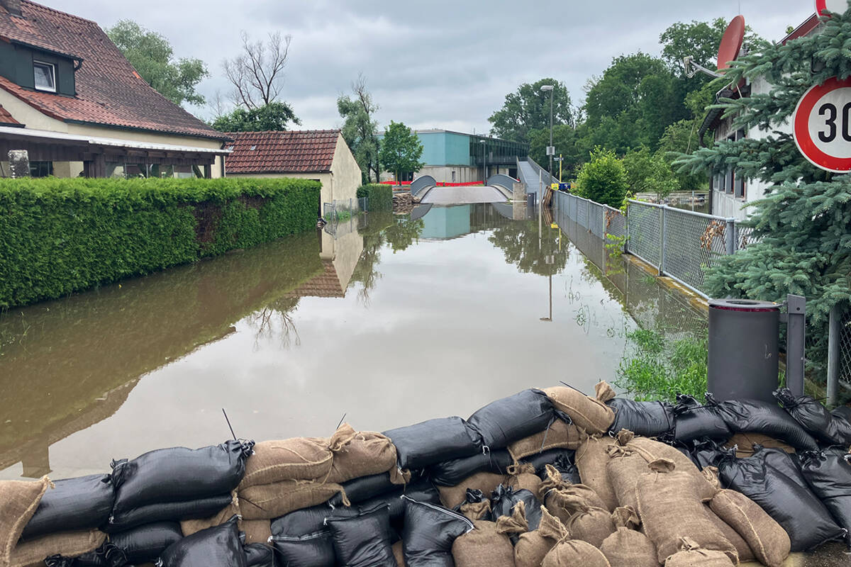 Wassermassen versperrten den Zugang über die Augraben-Brücke zum Museumsgelände.