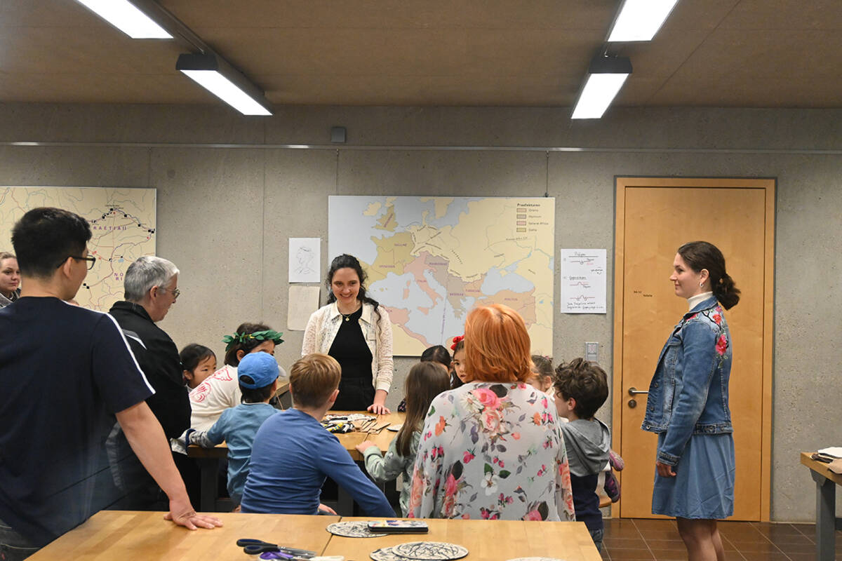 Bei einem Workshop mit Jasmin Braun können die Gäste ein römisches Rundmühlespiel anfertigen.