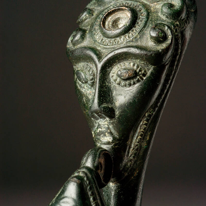 Die Bronzefibel mit menschlichen Masken aus Slovenské Pravno (Slowakei) gehörte zur Tracht einer bedeutenden Dame, um 400 v. Chr.