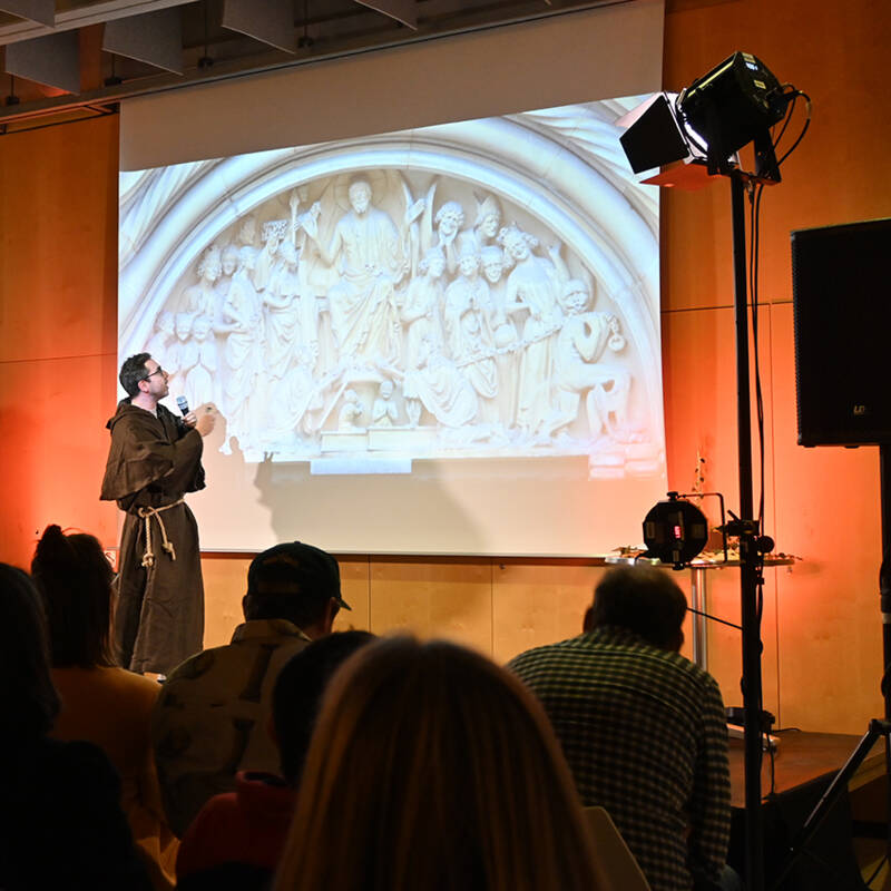 1. Manchinger Science Slam »HEUREKA!« am 11.11.2022 im Museumsfoyer, hier mit Simon Hauser.
