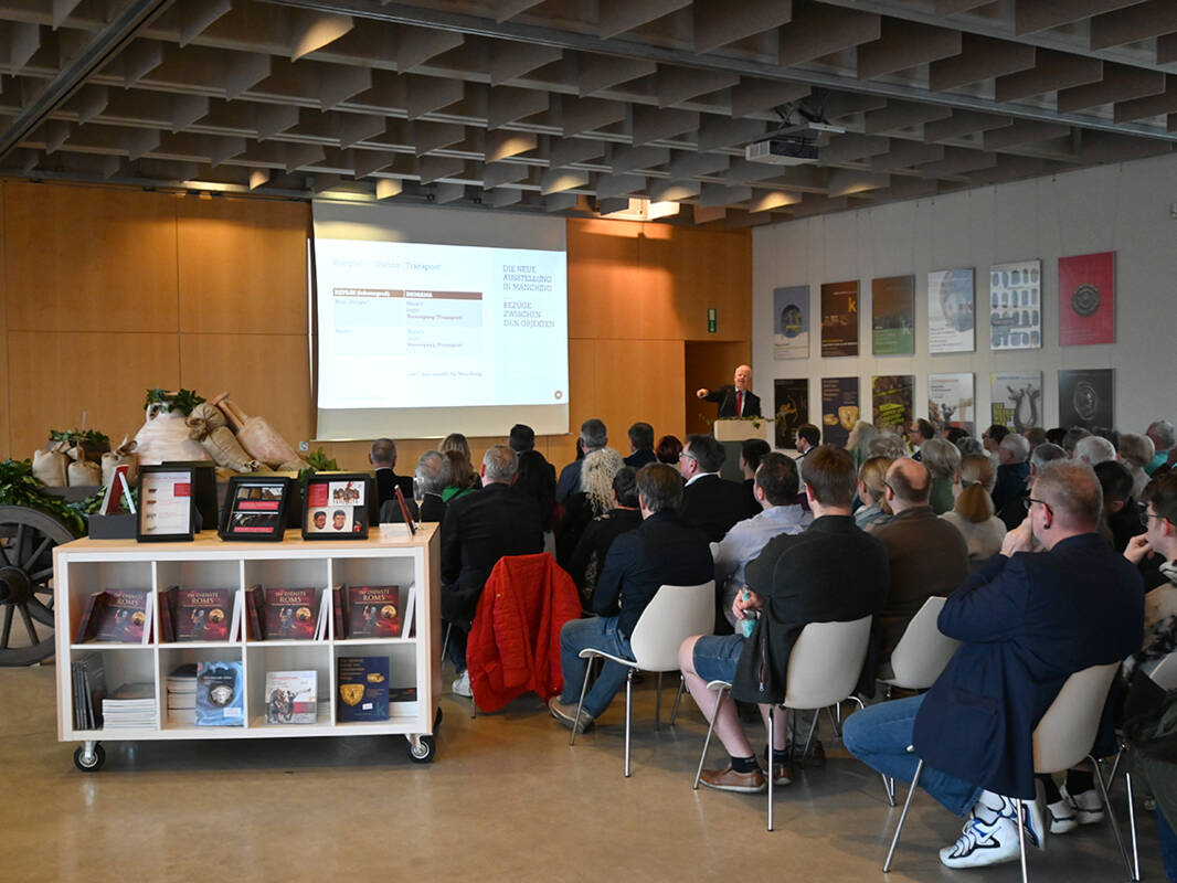 Auf dem Regal im Vordergrund werden Rahmen zum Making of der Ausstellung präsentiert.