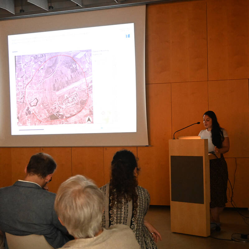 Amira Adaileh, ebenfalls vom BLfD, stellte anschließend den aktuellen Stand der Grabungen und Bodendenkmalpflege in Manching vor.