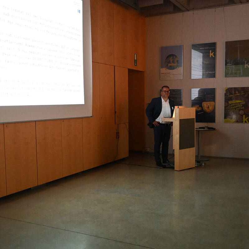 Hubert Fehr vom Bayerischen Landesamt ging auf denkmalpflegerische Aspekte von Maiers Ausgrabungen in Manching ein.