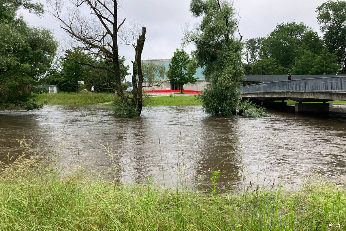 Der Hochwasser führende Augraben östlich des kelten römer museums am Morgen des 2. Juni 2024.