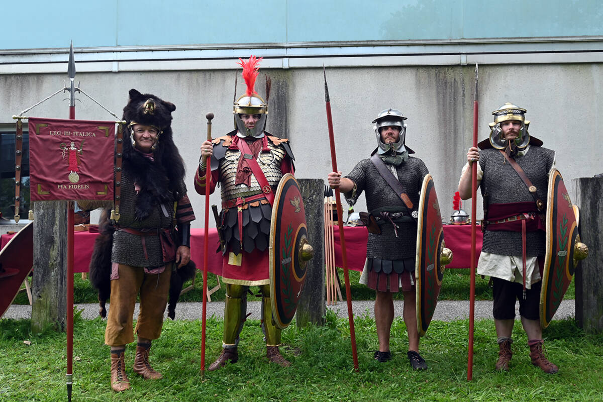 Die Gäste durften sich auf zwei historische Darstellergruppen freuen, darunter die hiesige Legio III Italica, die eine römische Truppe des 3. Jahrhunderts n. Chr. darstellt.