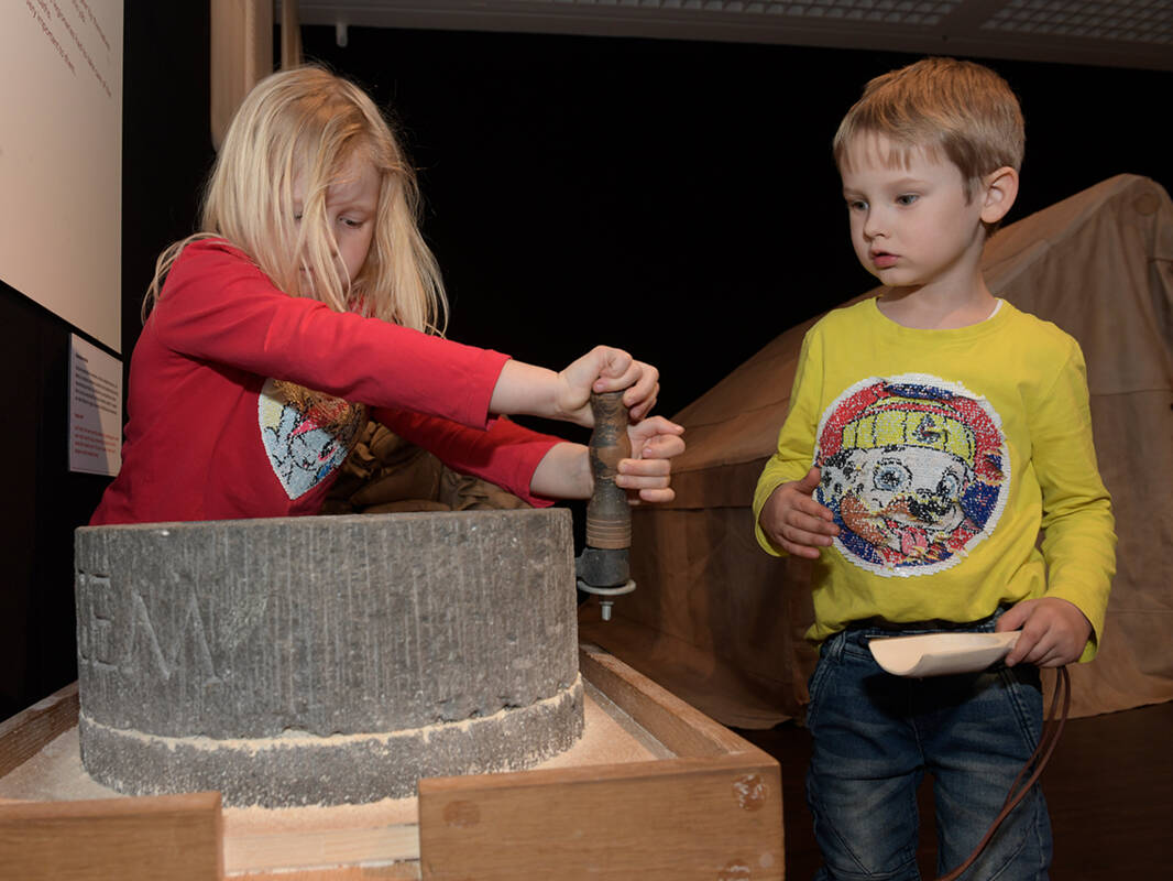 Kleine und große Gäste dürfen sich auf zahlreiche Mitmachstationen freuen, etwa zu einer römischen Handmühle zum Mahlen von Getreide.
