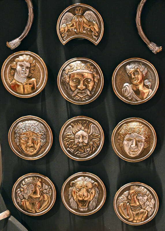 Die Repliken orientieren sich an römischen Originalfunden aus Lauersfort.