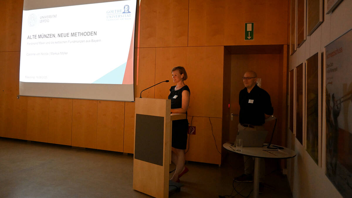 Caroline von Nicolai und Markus Möller von der Universität Leipzig stellten neue Methoden der Numismatik vor, mit denen sich Stempelverbindungen keltischer Münzen dank KI schneller zuordnen lassen.