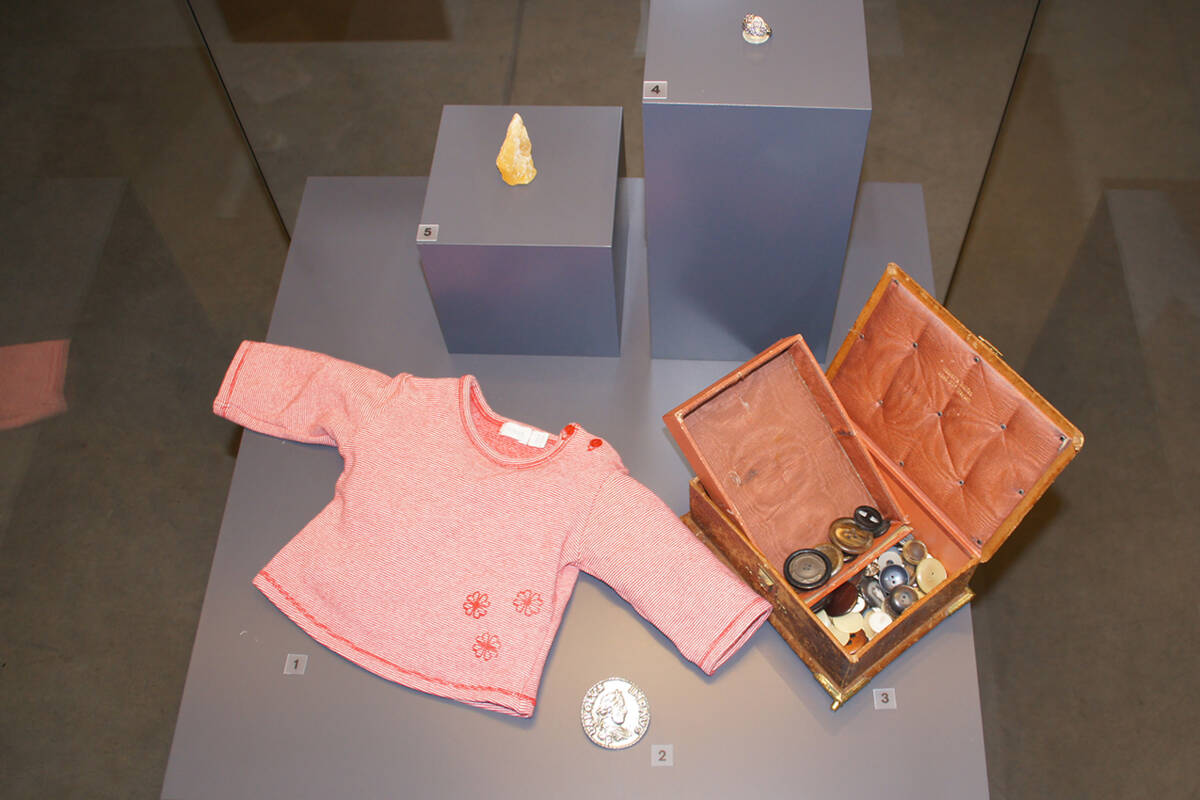 Schülerschätze in einer Vitrine des kelten römer museums.