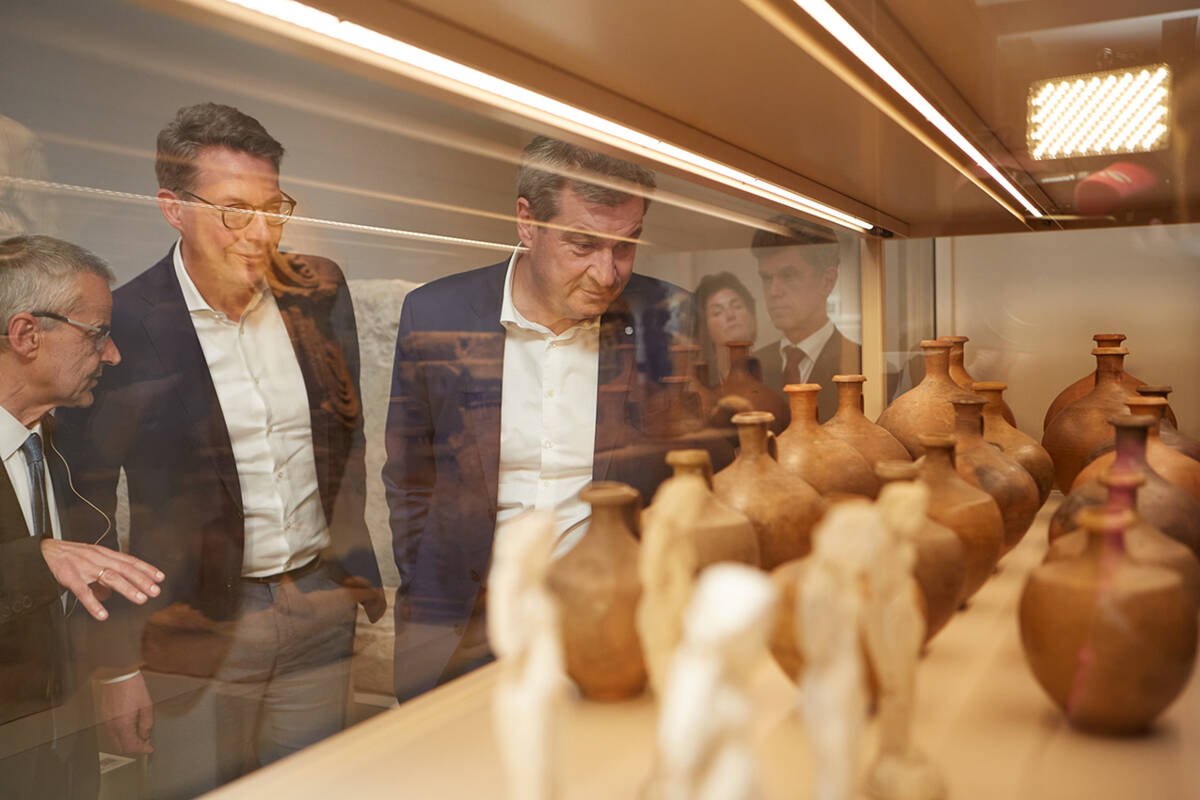 Rupert Gebhard führt Ehrengäste durch die neue Dauerausstellung.