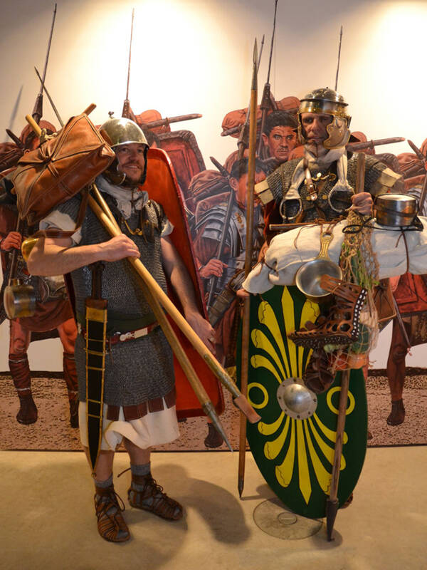 Mitglieder der Legio III Italica mit Marschgepäck.