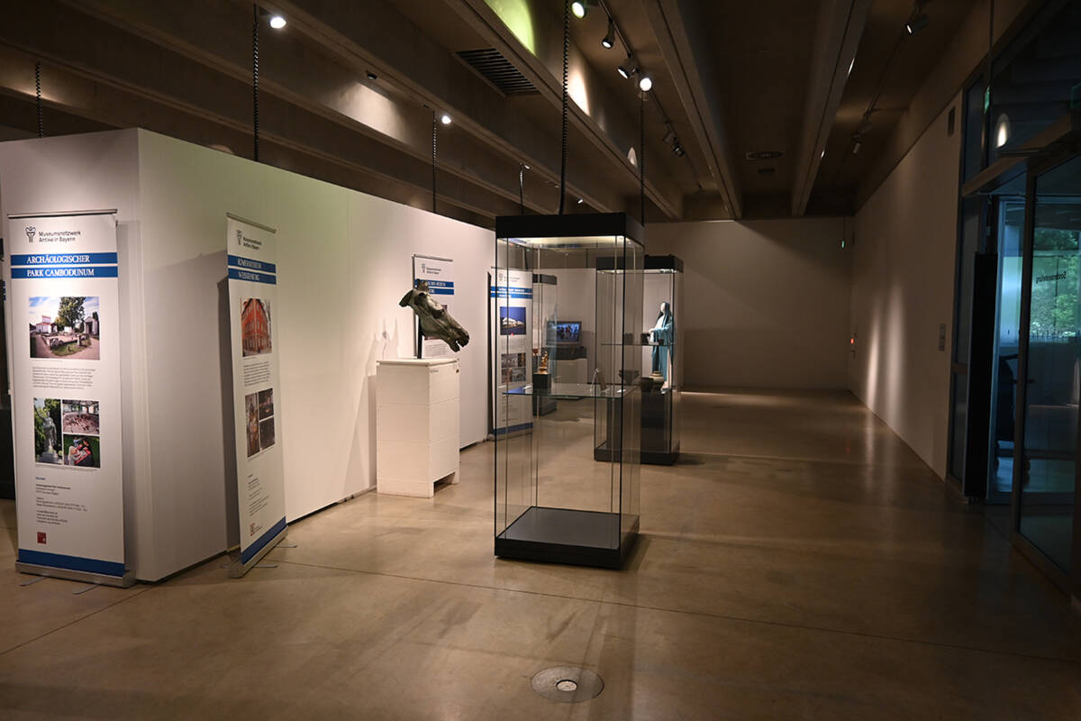 Blick in den Eingangsbereich der Sonderausstellung »Antike in Bayern«.