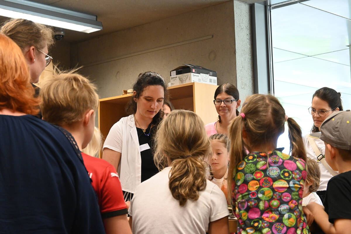 Um 12:00 Uhr bot die Archäologin Jasmin Braun (Mitte) einen Workshop für Kinder an.