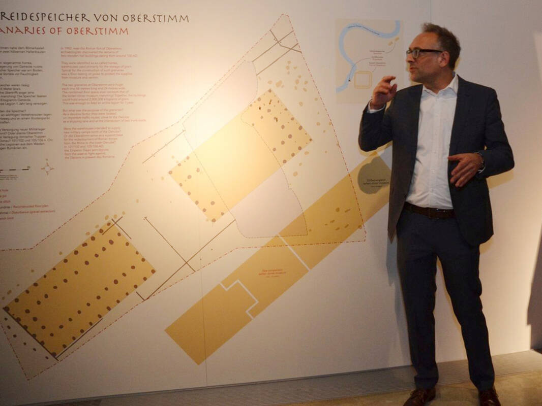 Tobias Esch erläutert eine Schautafel zu zwei Getreidespeichern in Oberstimm.