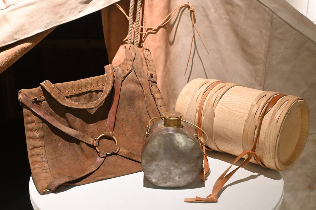 Rekonstruierte Wassergefäße (v.l.n.r.): Lederner Trinkschlauch, stählerne Trinkflasche und hölzernes Tragefässchen.