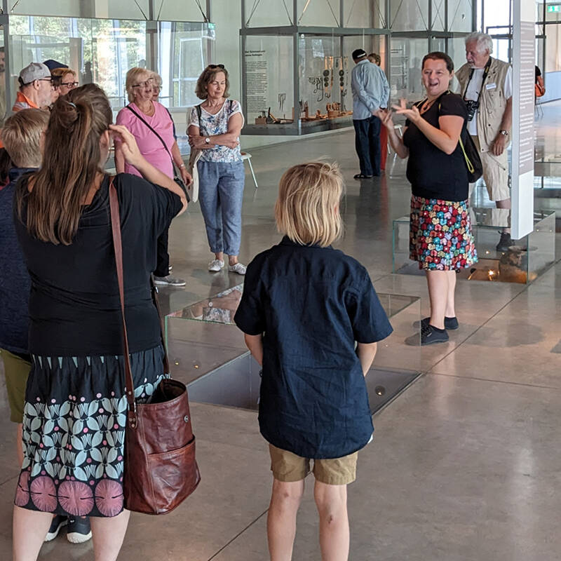 Führung durch die Keltenabteilung in deutscher Gebärdensprache durch Jessica Feldmann.