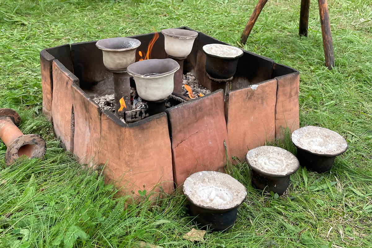 Touta Nanto En führte vor, wie man in der Eisenzeit Salz gesiedet hat.