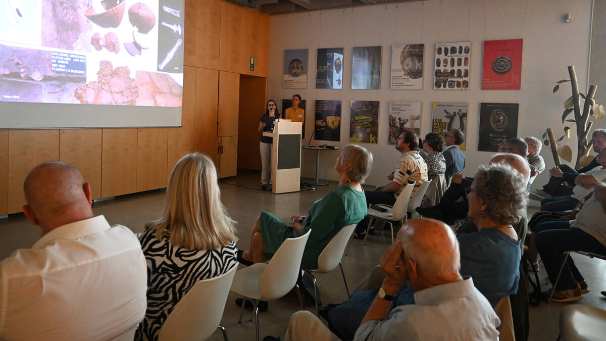 Christiana E. Later vom Archäologischen Büro Anzenberger & Leicht und Katja Winger von der Schliemann-Gedenkstätte Neubukow referierten über die Ausgrabungen Manching-Logistikzentrum.