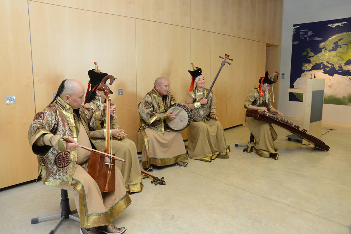 Die Gruppe Khukh Mongol im Foyer des kelten römer museums.