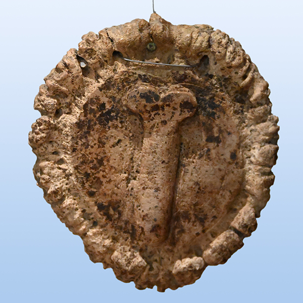 Römisches Amulett mit Phallus aus Oberstimm. · © krm manching / Foto: Markus Strathaus