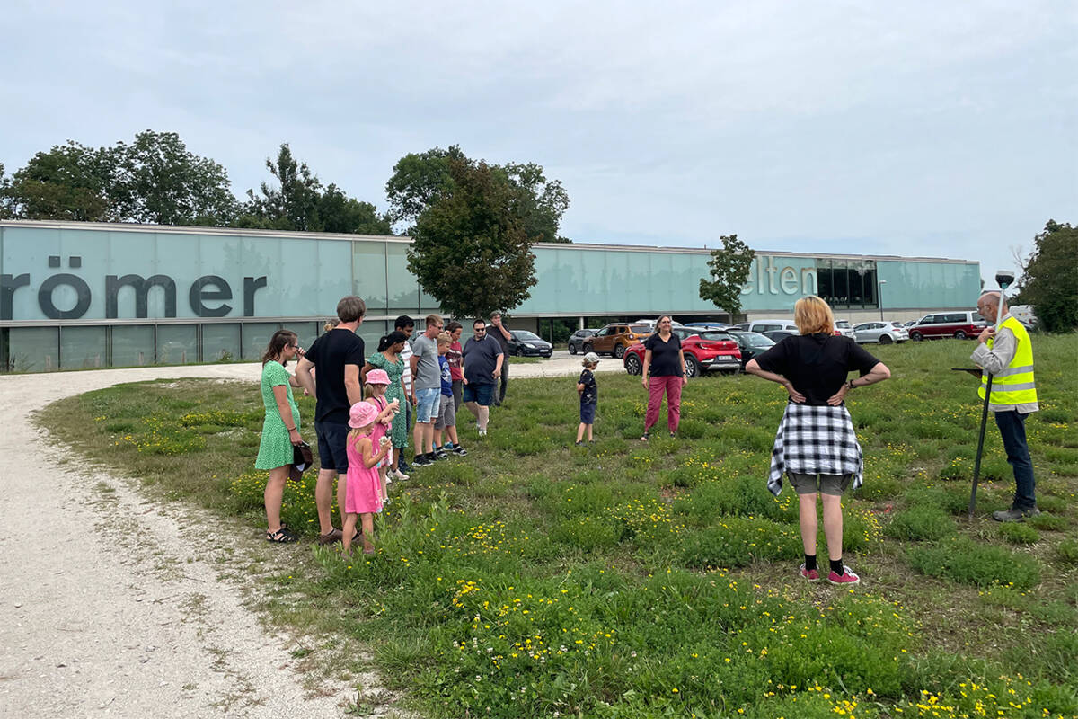 Michael Rakos von der Pro Arch bot um 13:00 Uhr auch einen Vermessungsworkshop im Außengelände an.