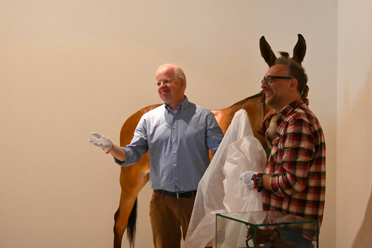 Glücklich präsentieren Thomas Kurtz und Tobias Esch das Muli.