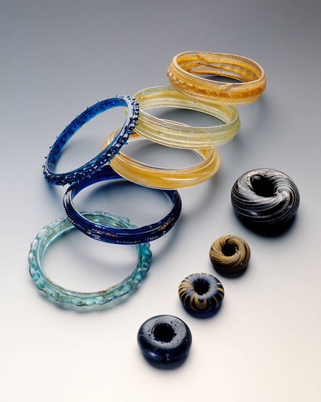 Keltischer Glasschmuck aus dem Oppidum von Manching.