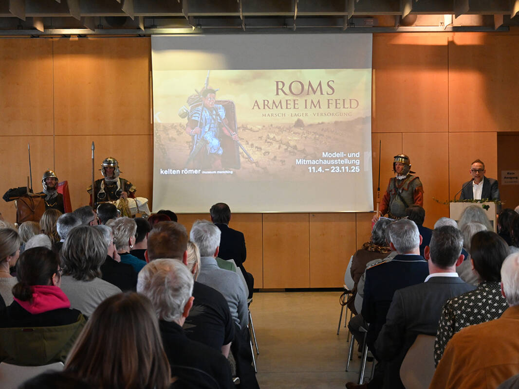 Museumsleiter Tobias Esch führt in den historischen Kontext der Sonderausstellung ein.