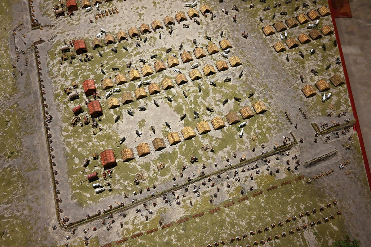Das Modell eines römischen Marschlagers in der Sonderausstellung »Roms Armee im Feld«.