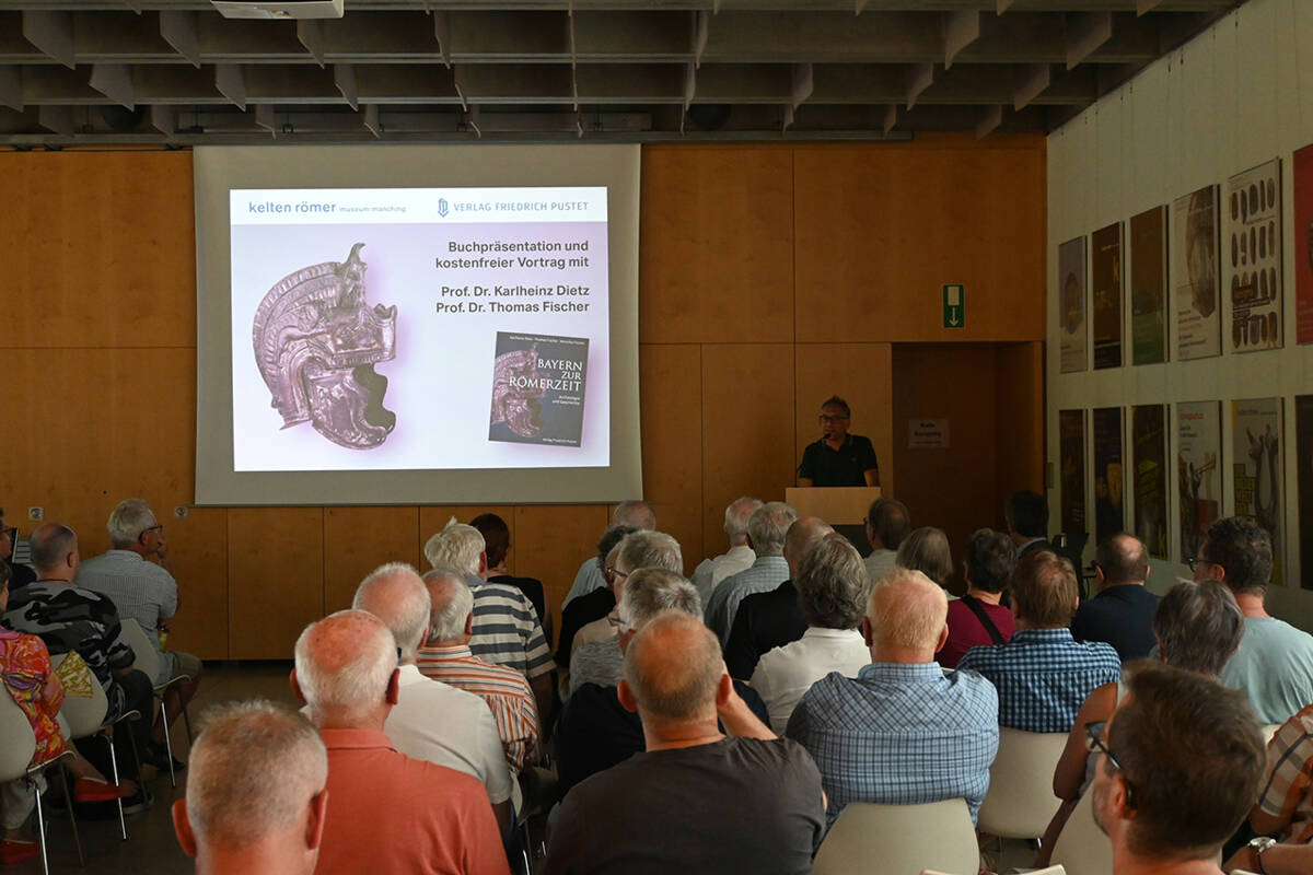 Museumsleiter Tobias Esch begrüßte über 80 Gäste im kelten römer museum manching.