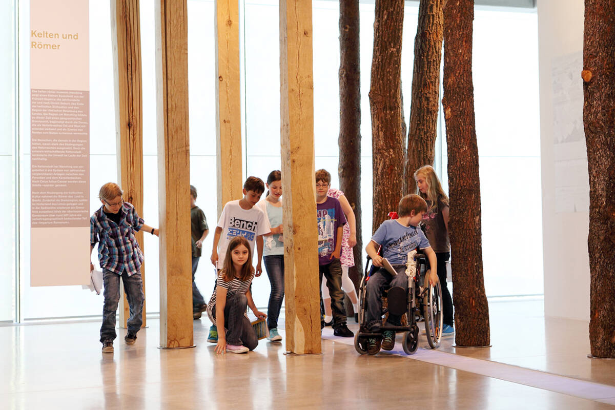 Kinder erkunden die Keltenabteilung des Museums.