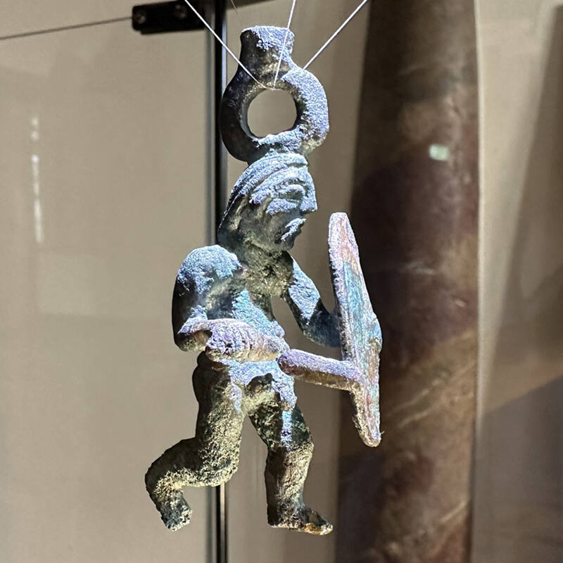 Bronzene Kriegestatuette aus Manching: Artikelbild. © Bayerisches Landesamt für Denkmalpflege