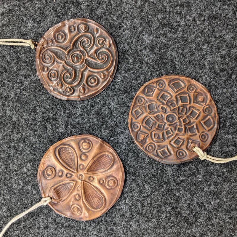 Medaillons aus Kupferblech.