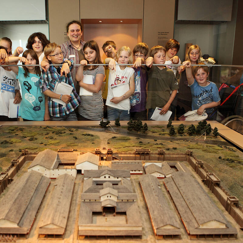 Führung einer Schulklasse am Modell des Römerkastells von Oberstimm.