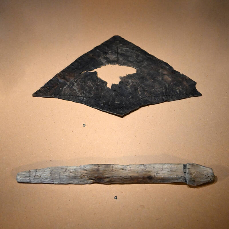 Hölzerner Zelthering und Lederstück eines Militärzeltes aus Oberstimm.